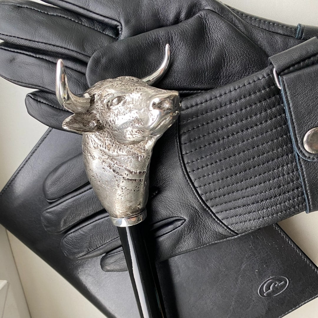 Handle of men's black umbrella with silver bull - img 3