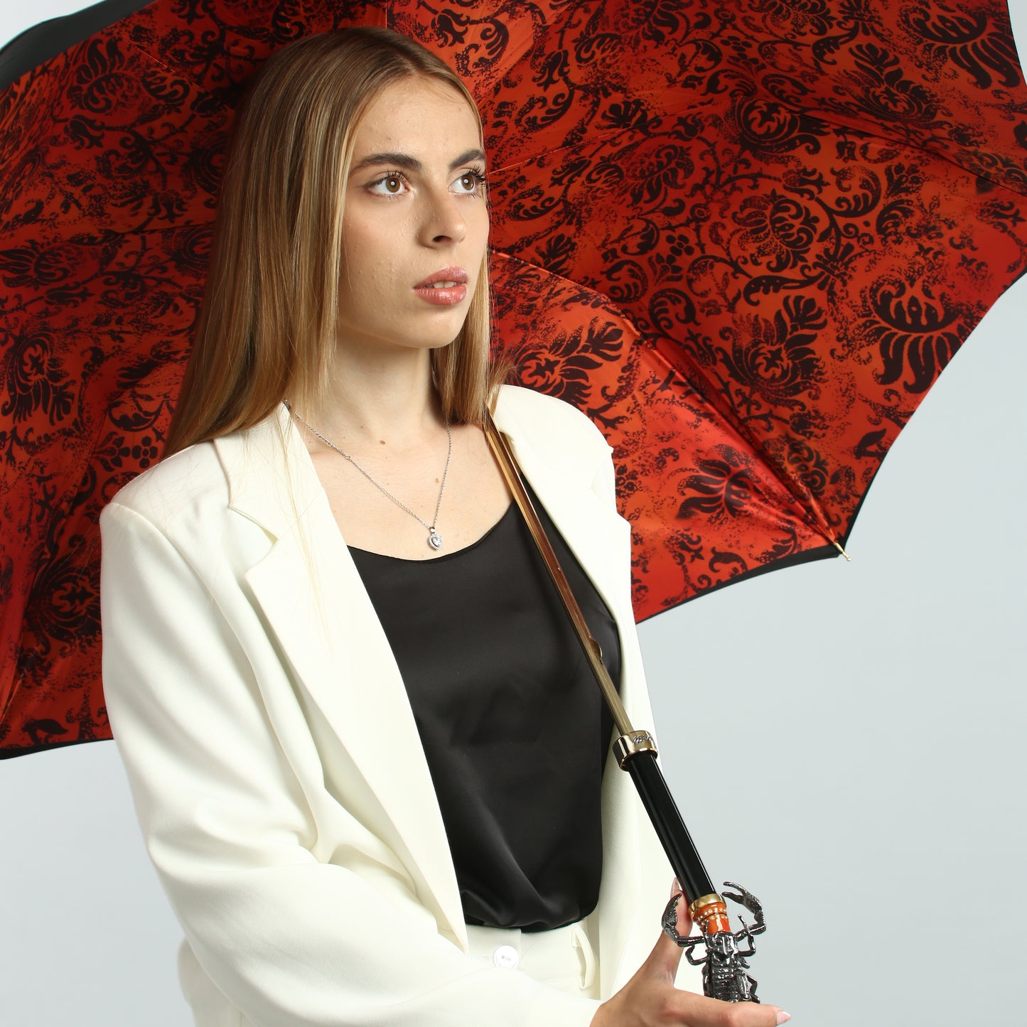 Червоно-чорна жіноча парасоля-тростина Pasotti з ручкою Скорпіон