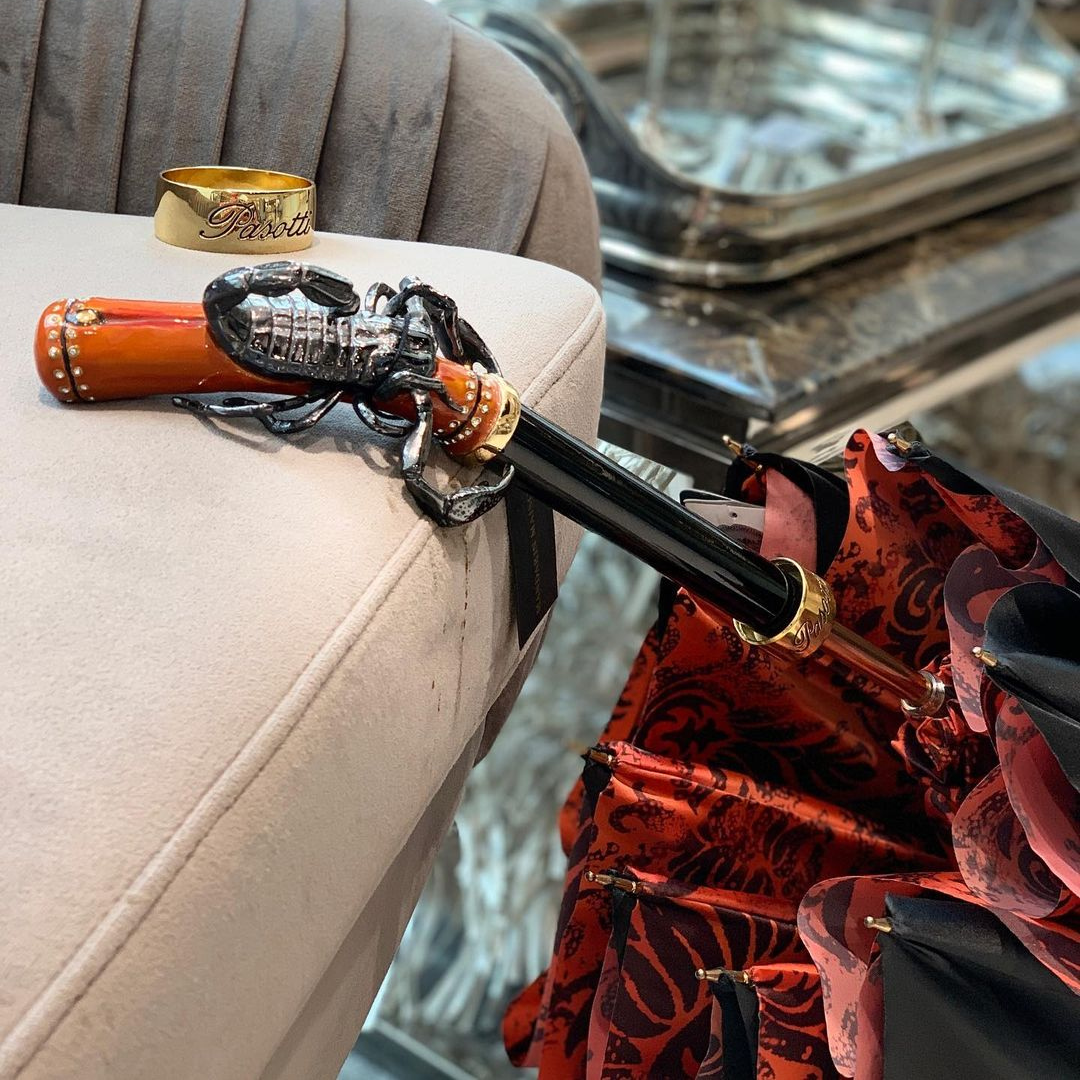 Червоно-чорна жіноча парасоля-тростина Pasotti з ручкою Скорпіон