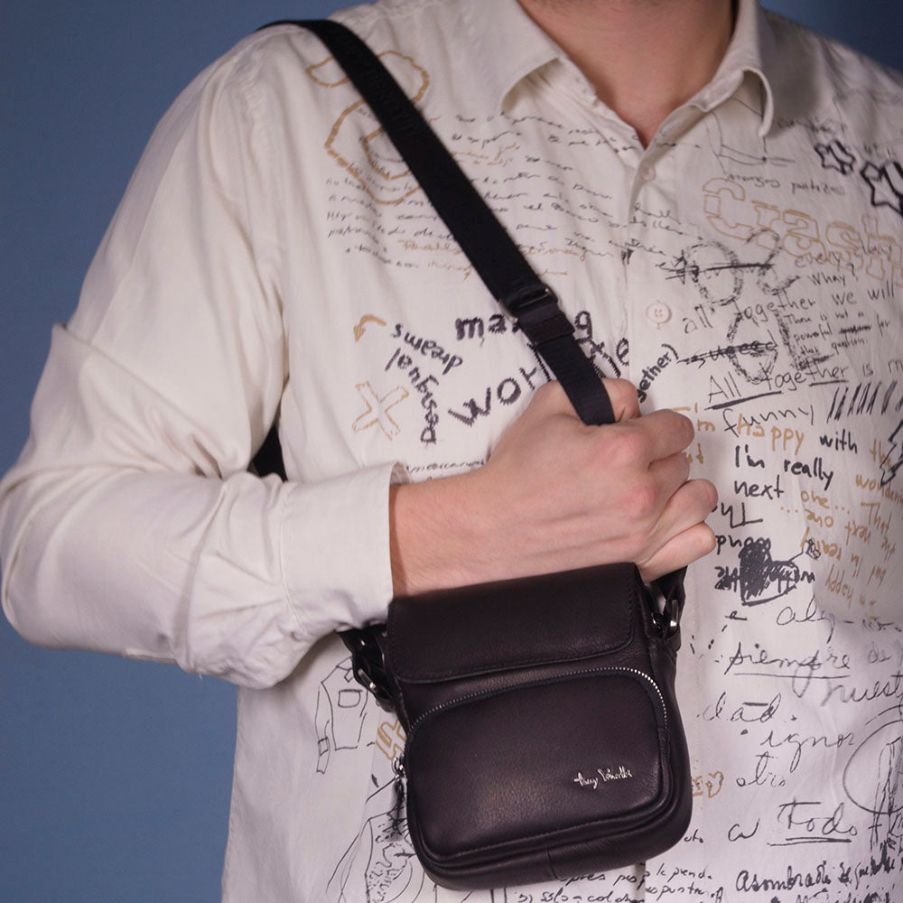 Man wearing a Tony Perotti Contatto 9150-14 crossbody bag high on the chest (frame shows the brown colourway)