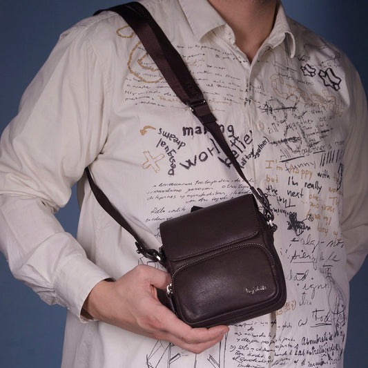 Man in a light shirt wearing the brown Tony Perotti Contatto 9150-14 crossbody bag at hip height