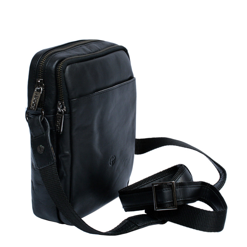 Front of the black Cortina 6049 — the open slip pocket and the embossed compass rose of the Cortina line
