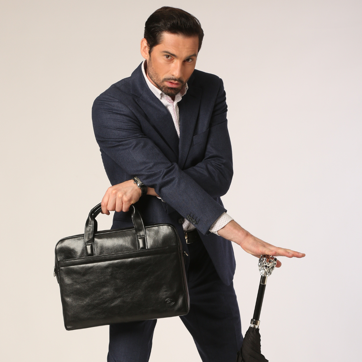 Black leather business briefcase Tony Perotti Italico 6031-38 nero in a man's hands - img 1