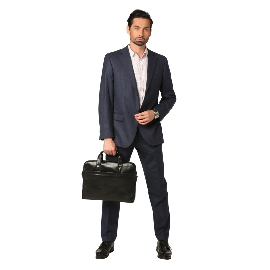 Black leather business briefcase Tony Perotti Italico 6031-38 nero in a man's hands - img 2