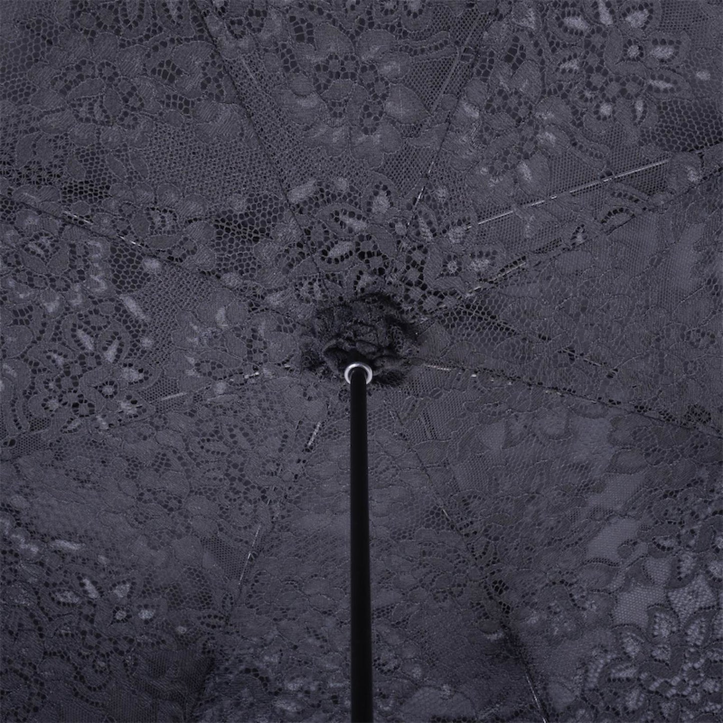 豪華な黒の女性用傘。見事なハンドルと、ドーム部分に手縫いのスワロフスキー®クリスタルが施されています。