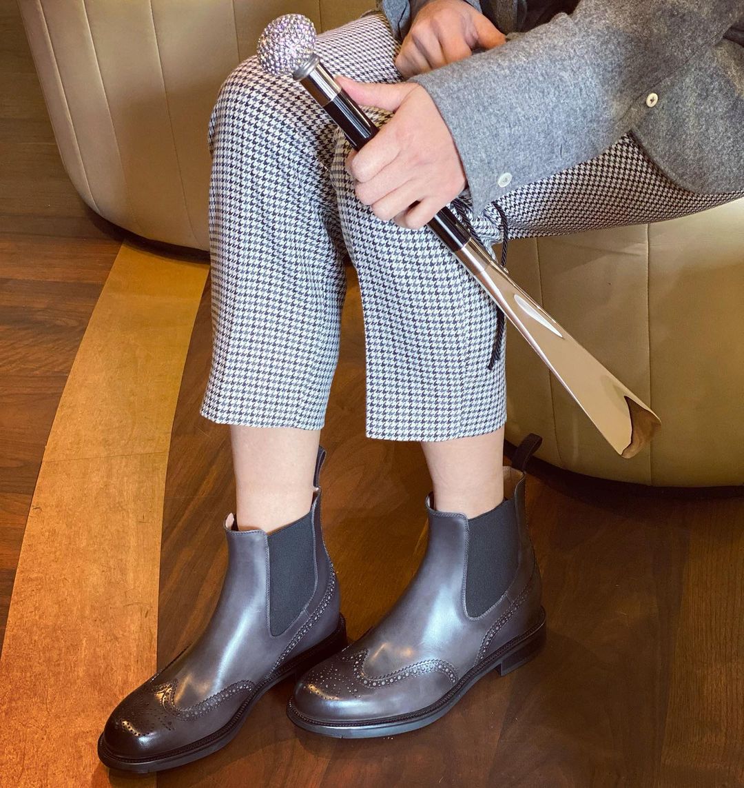 Pasotti luxury shoehorn in use, highlighting comfort and length