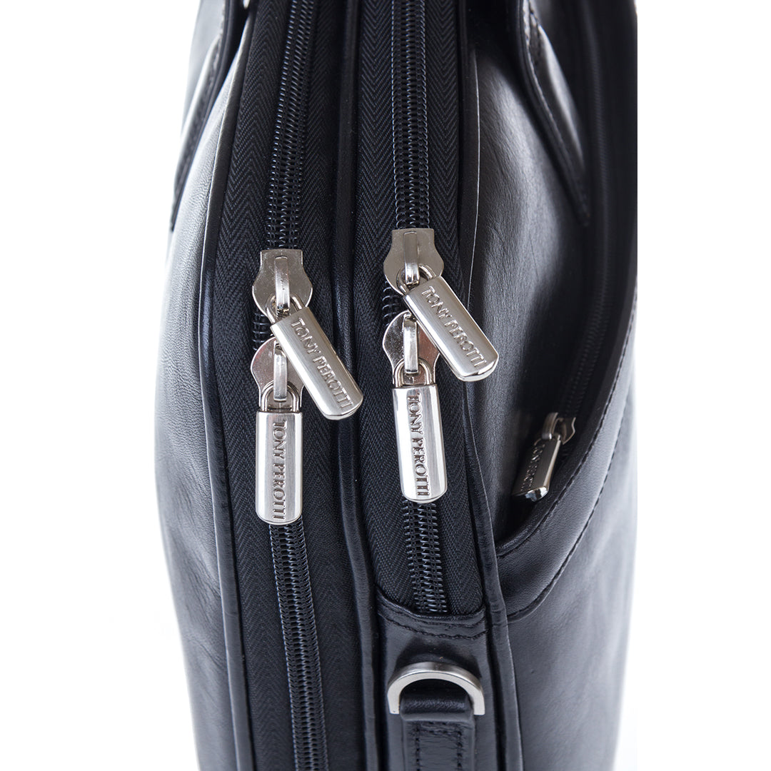 Close-up of the zipper on the Tony Perotti Italico 7044-40 nero bag