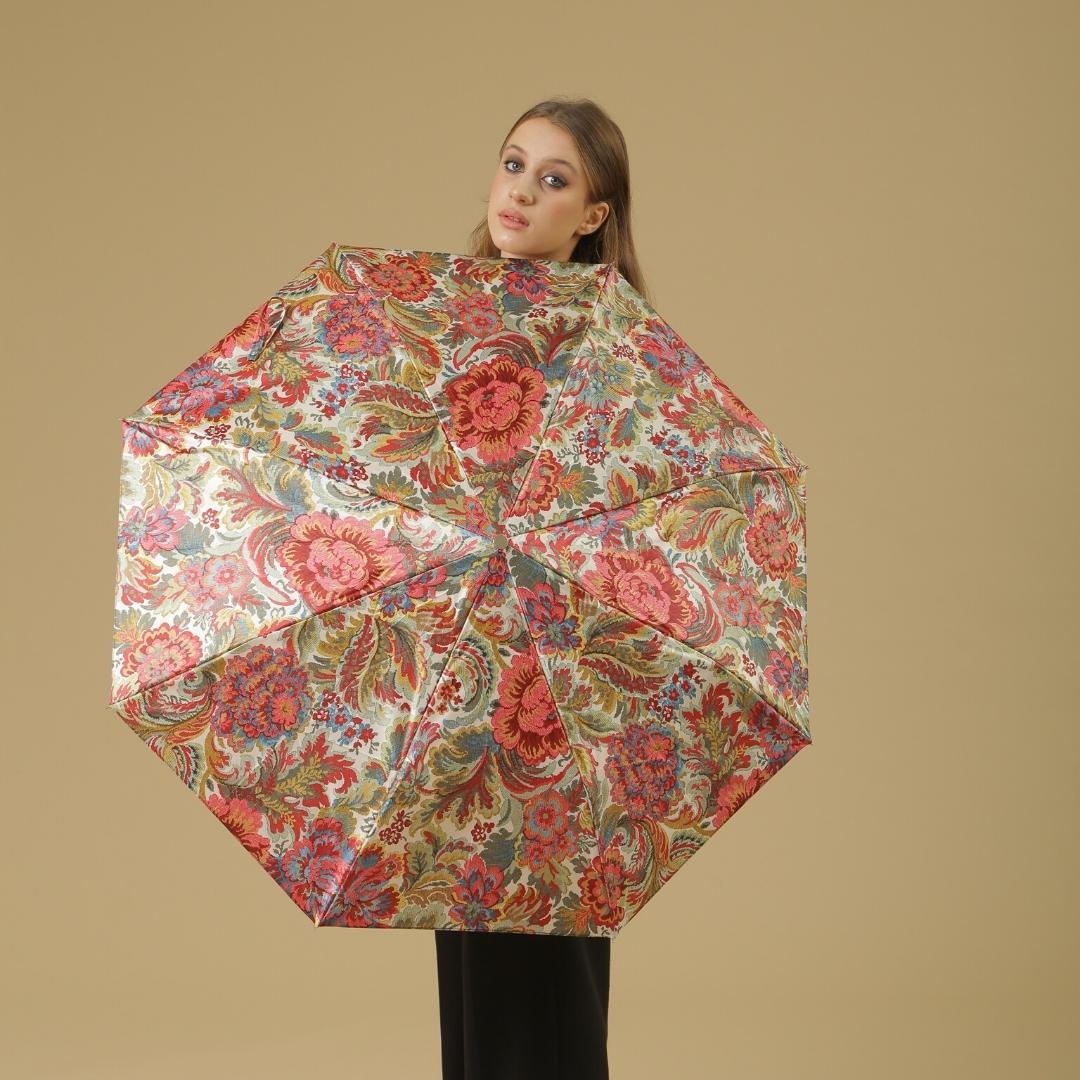 A compact women's umbrella by Pasotti in the hands of a girl