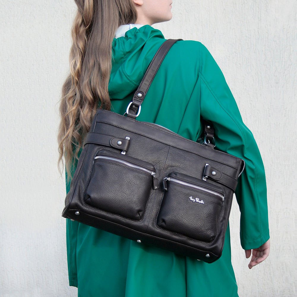 Contatto 9060-40 moro carried by a model — in daylight the leather reads clearly dark brown