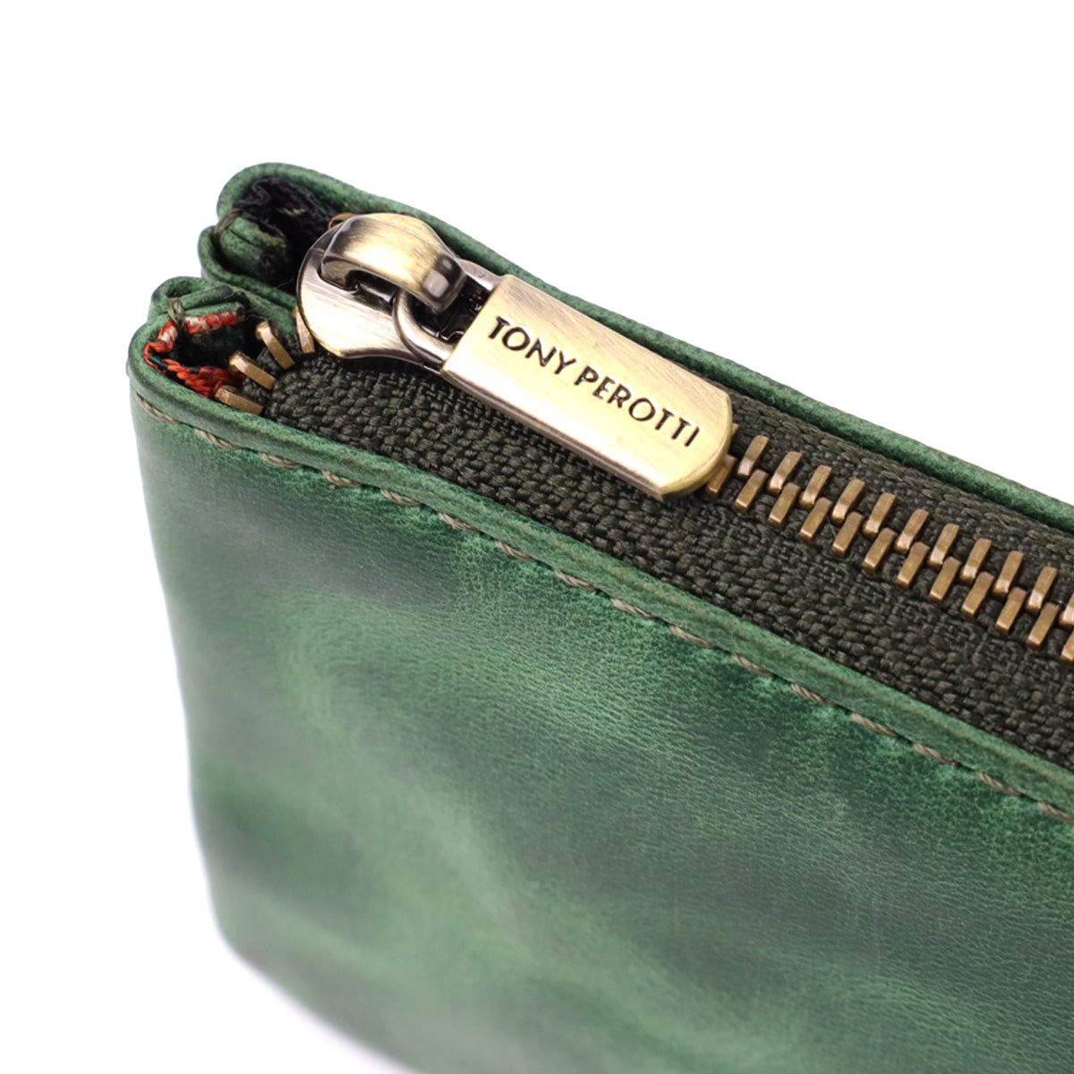 Tony Perotti Arno 3350 deep green key case standing in front of its white Tony Perotti gift box on a wooden surface