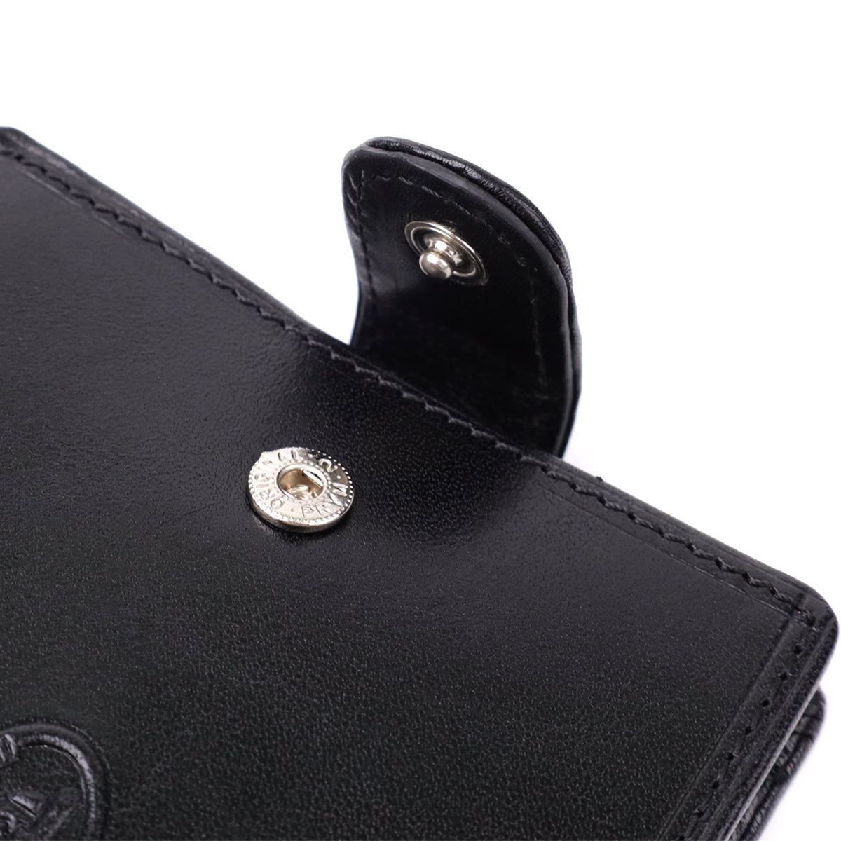 Macro close-up of the snap-strap closure on the Tony Perotti Italico 396A-Q nero wallet
