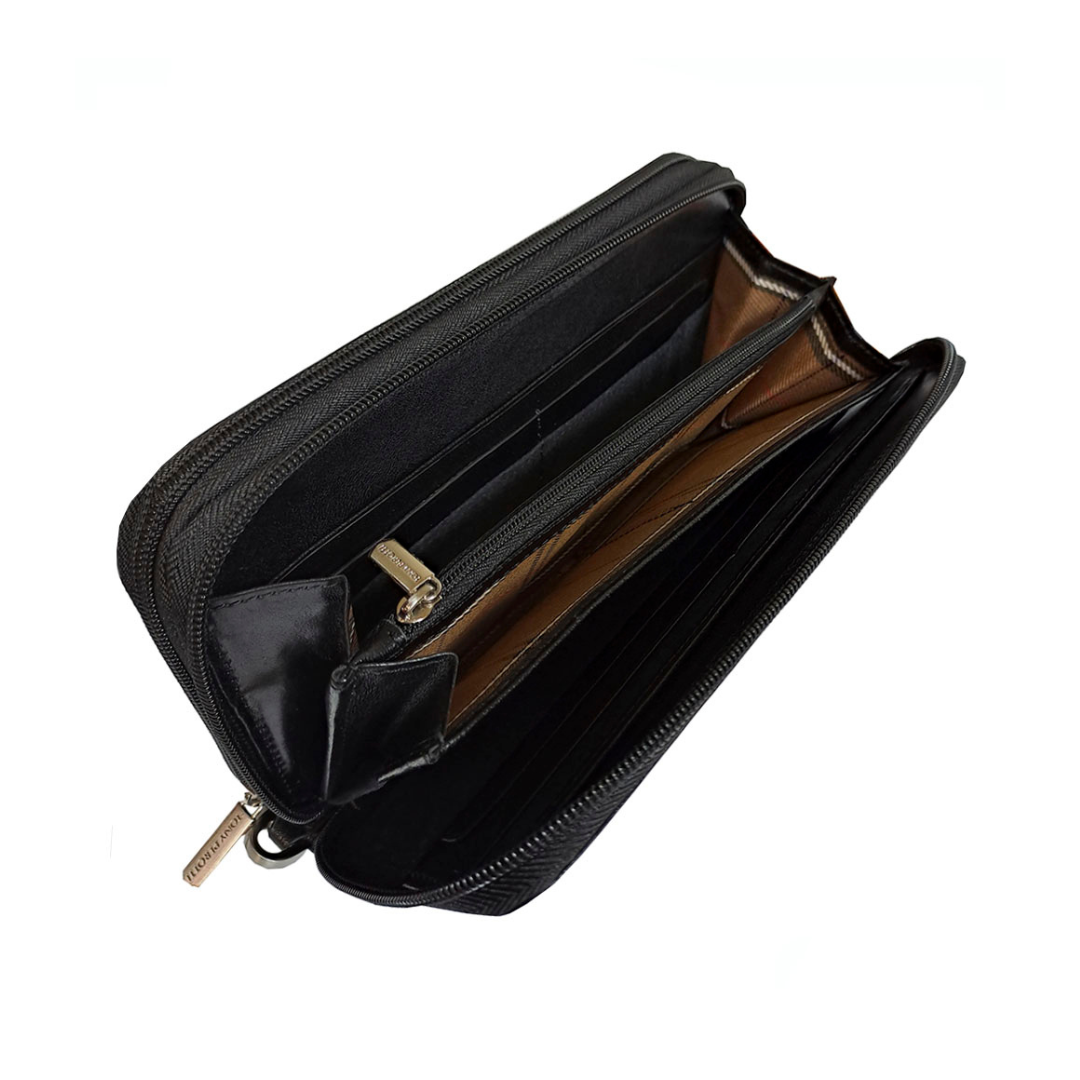 Inside the black Italico 3668 — inner zip pocket with branded puller and full-length pockets