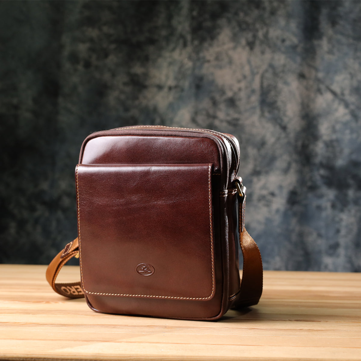Italico 9148-17 bag photographed on a wood surface against a dark textured backdrop