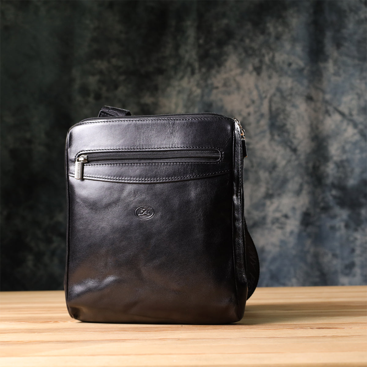 Italico 9137-20 bag photographed on a wood surface against a dark textured backdrop