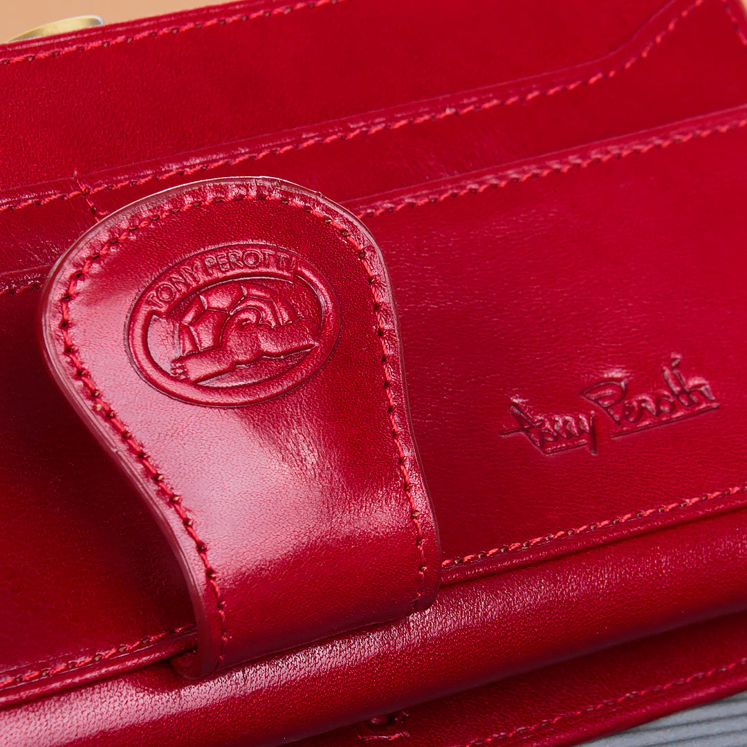 Tony Perotti's signature rounded clasp in the Accademia collection