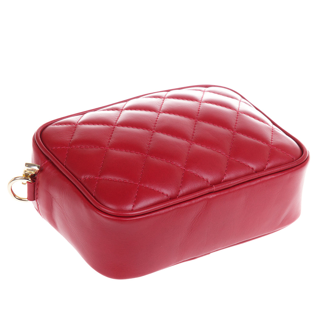 Tony Perotti Borsa CA006-01DR red quilted leather bag closed, seen from above — diamond quilting on the face and the plain leather gusset and base