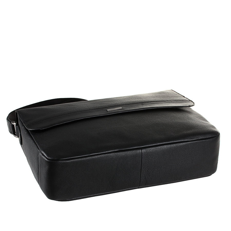 Tony Perotti New Contatto 6036 nero black leather messenger bag lying flat, top view of the flap