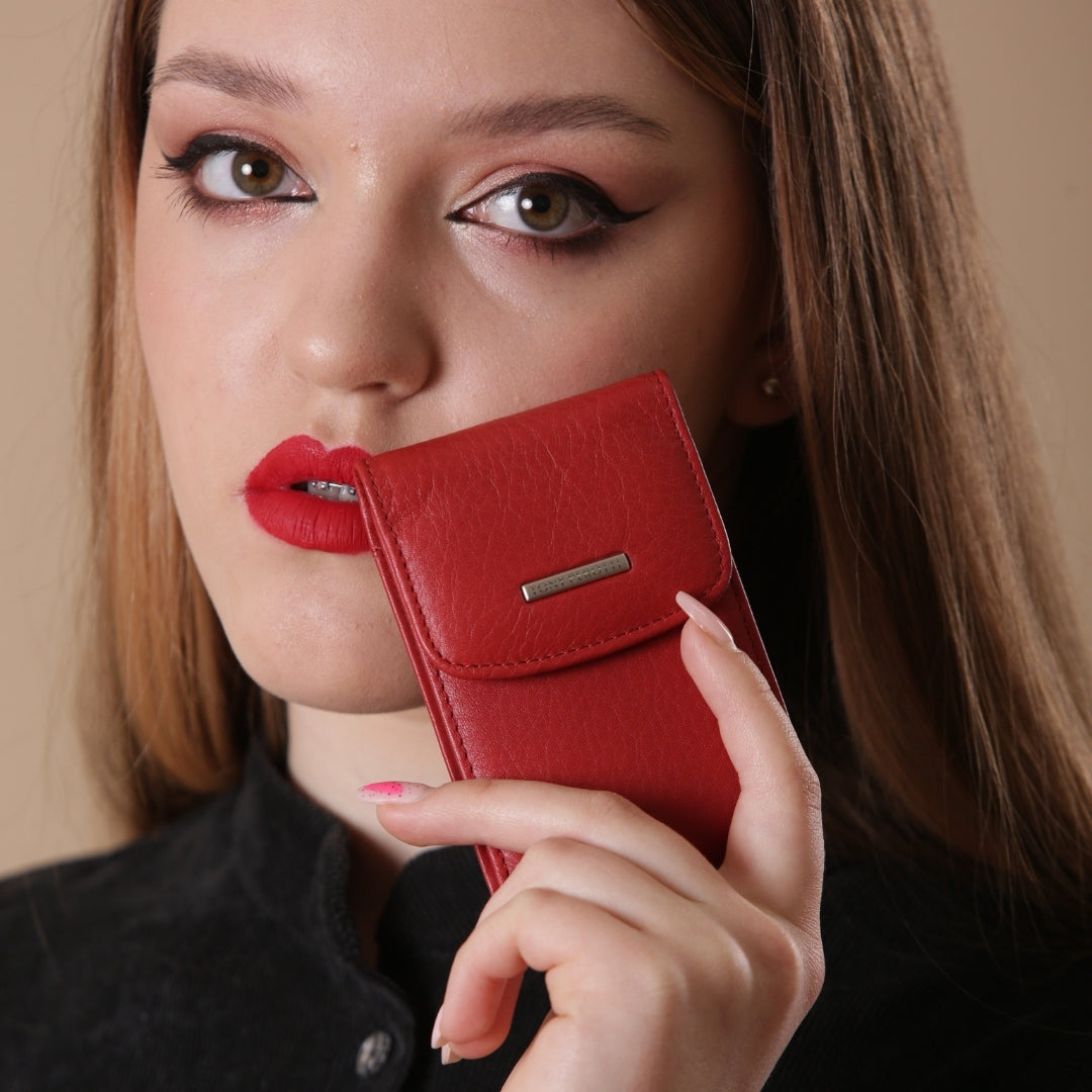 Tony Perotti Contatto 1703 rosso — held in the hand, showing the scale of the case