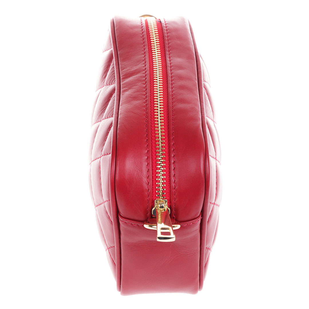 Side of the Tony Perotti Borsa CA006-01DR red quilted leather bag — the gold zip runs the full length of the top and ends at a leather tab with a gold ring