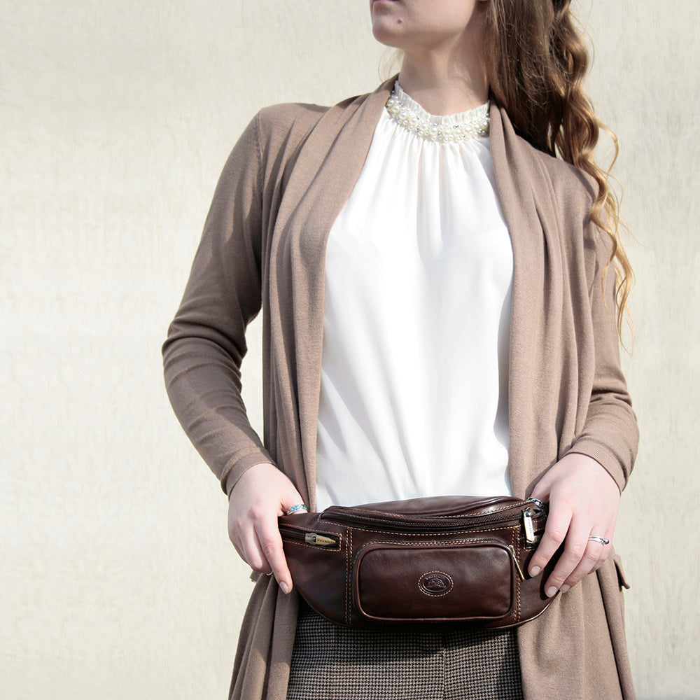 Woman wearing the dark brown Tony Perotti Italico 8018 belt bag at the waist