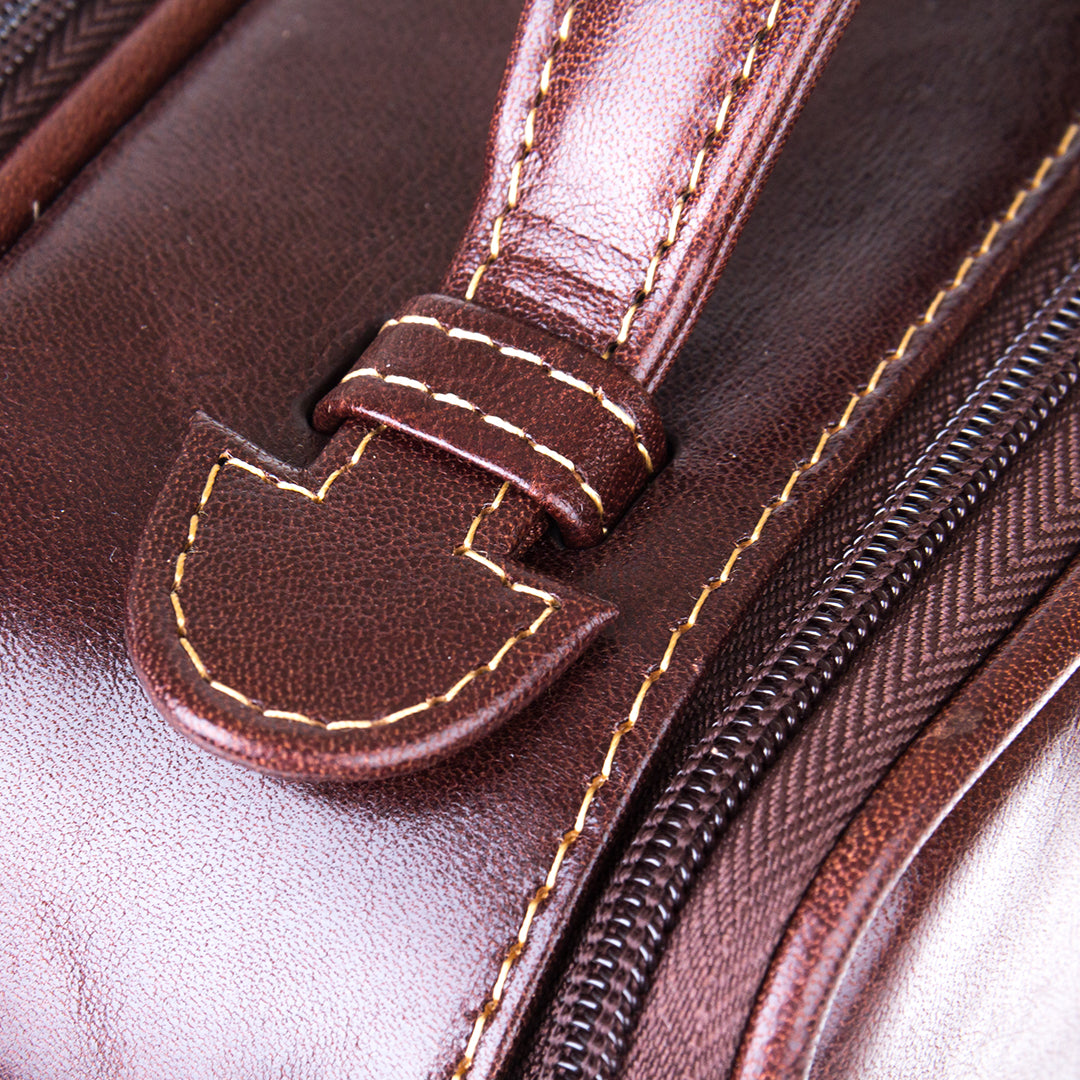 Close-up of the top handle attachment on the Tony Perotti Italico 7058 moro bag with cream contrast stitching