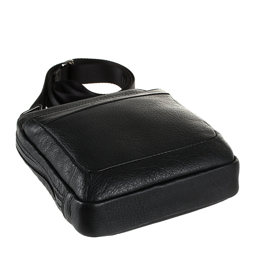 Tony Perotti New Contatto 9984-17 nero black leather crossbody bag lying flat, view of the base