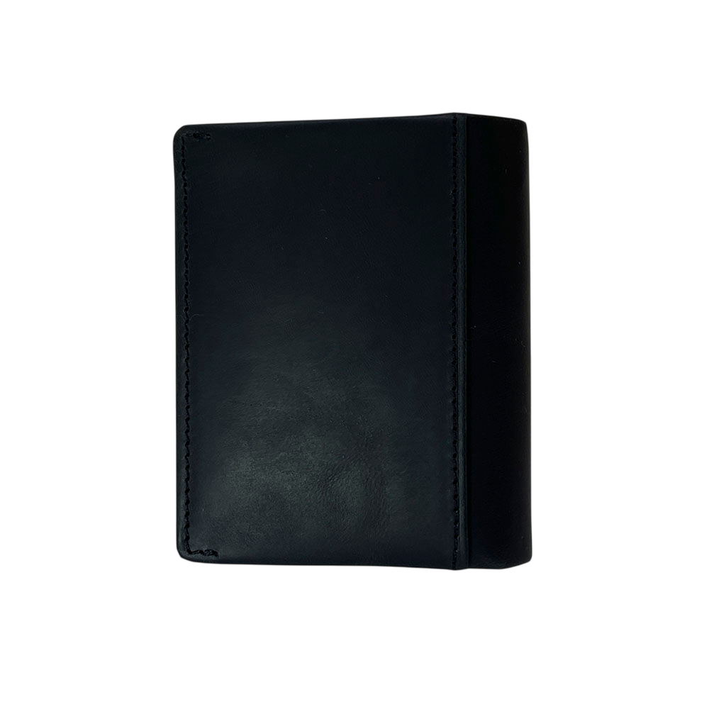 Tony Perotti Arno 1034N nero — the back face of the black leather card holder, plain apart from the stitched outer pocket