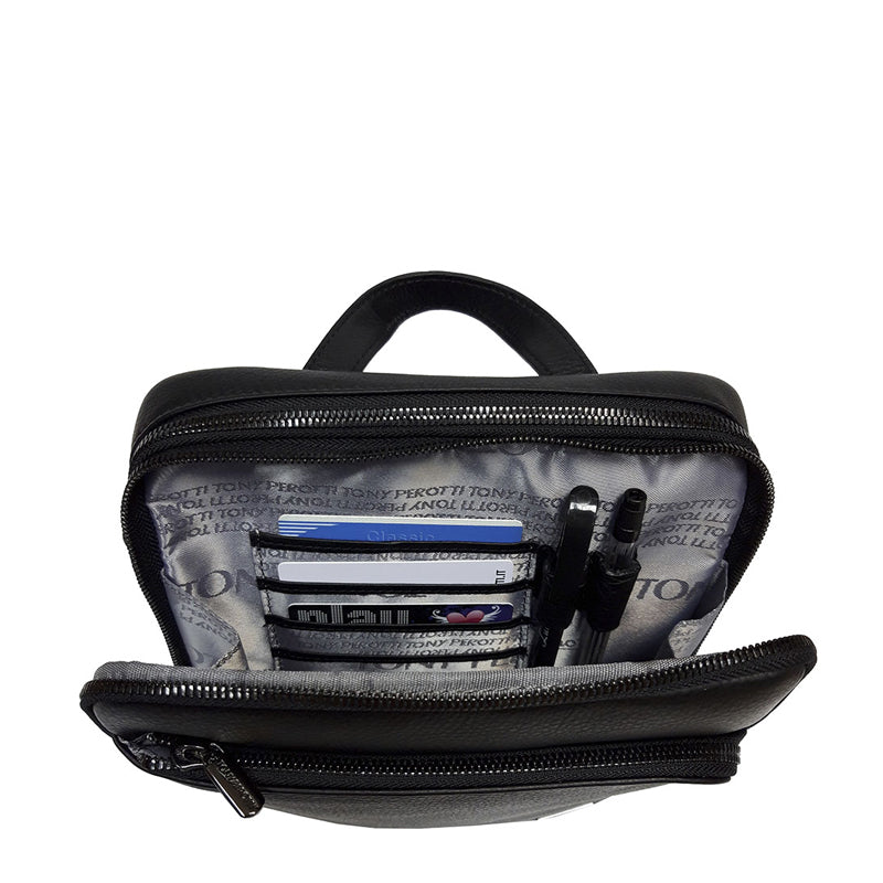 Inside the Tony Perotti New Contatto 9744-20 nero — four card slots, pen holders and the lining printed with the Tony Perotti name