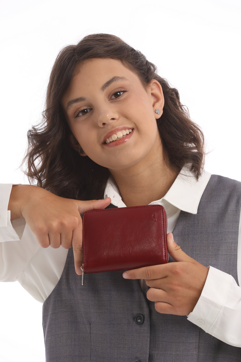 Woman holding Tony Perotti Nevada 3767 Rosso small red leather card wallet