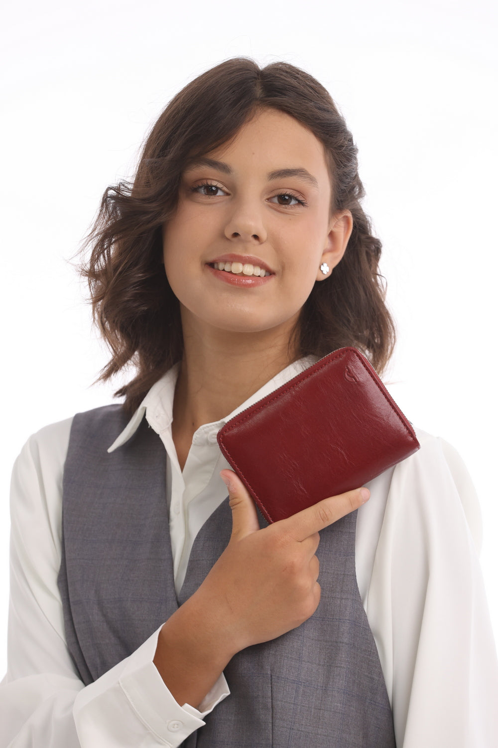 Woman with Tony Perotti Nevada 3767 Rosso small red leather card wallet