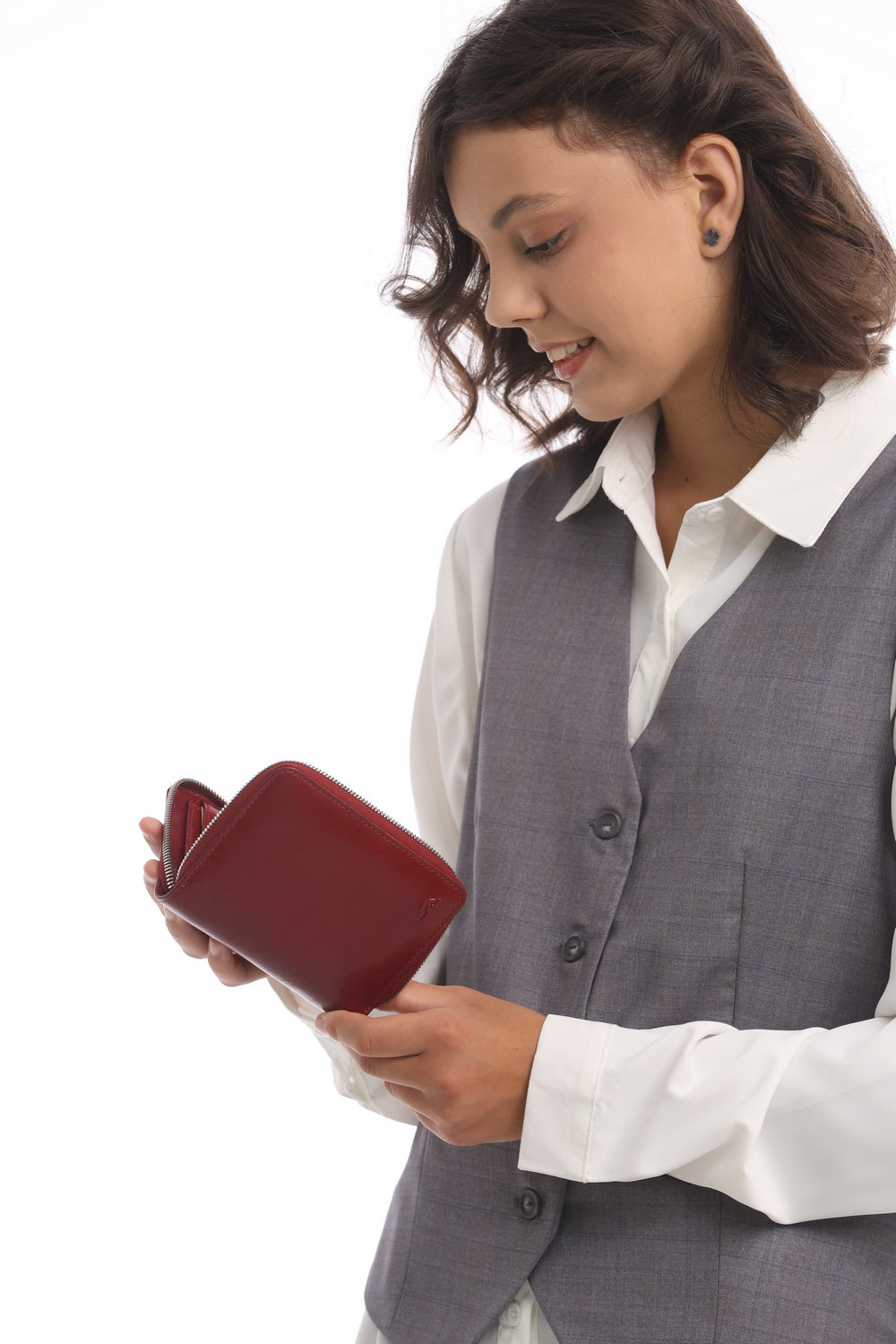 Woman looking at Tony Perotti Nevada 3767 Rosso red leather small card wallet