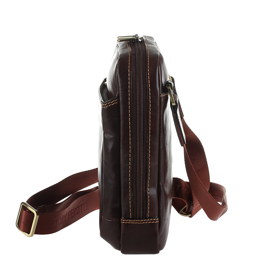 Side profile of the dark brown Tony Perotti Italico 9984 — slim 5 cm gusset and terracotta strap with brass adjuster