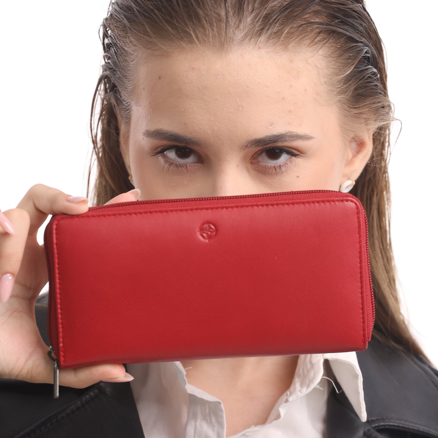 Close-up of Tony Perotti women’s red leather zip-around wallet in hand Cortina 5059 Rosso