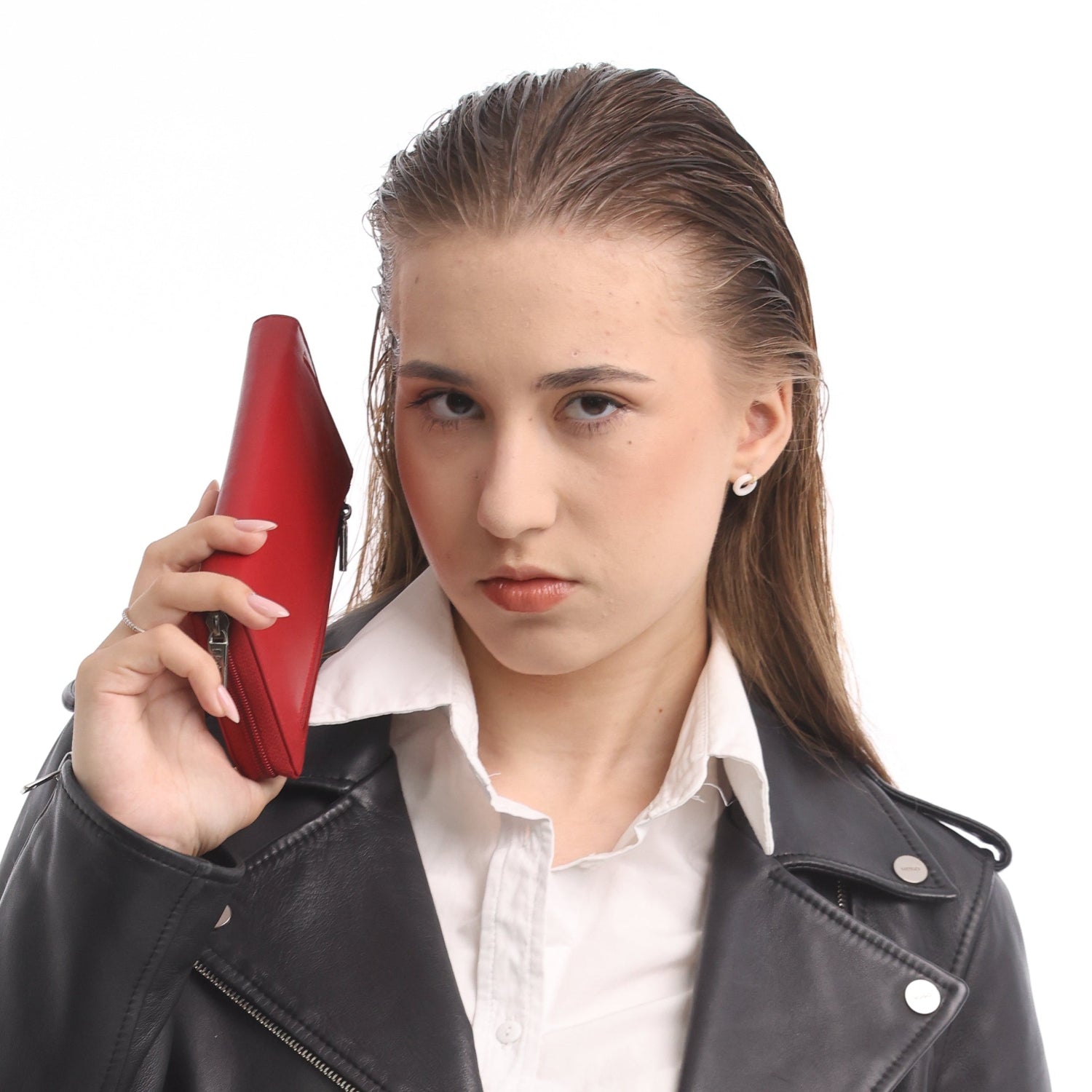 Woman posing with Tony Perotti red leather wallet Cortina 5059 Rosso