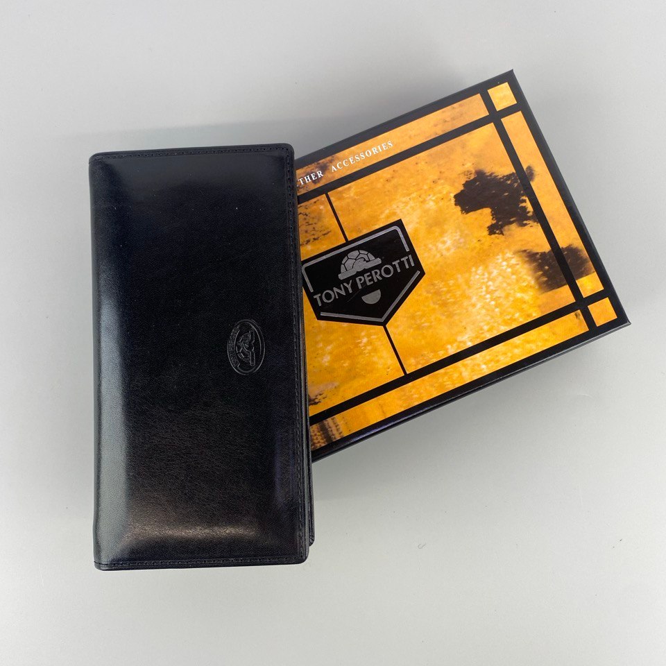 Tony Perotti Italico 2770+RFID nero black leather flap wallet lying closed on the printed Tony Perotti gift box, embossed oval emblem on the front