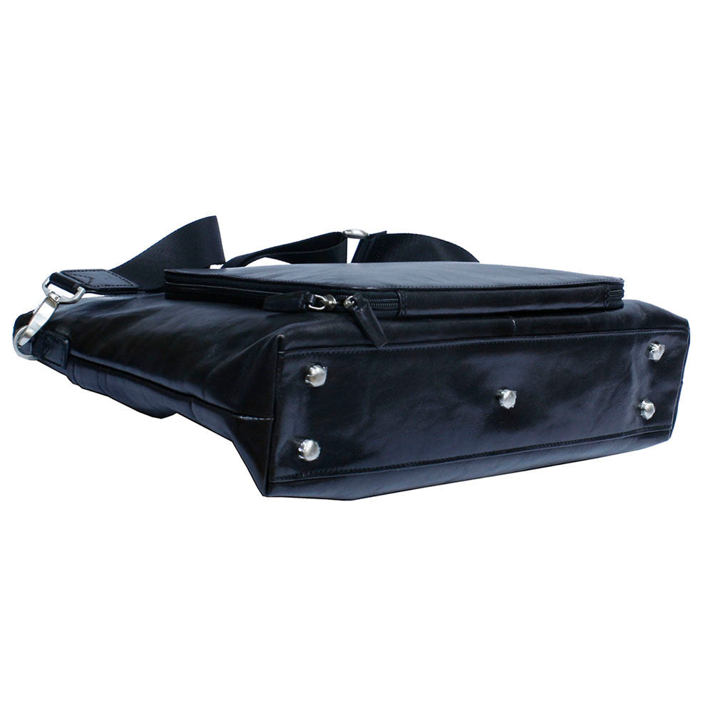 Base of the Tony Perotti Italico 9625 nero black leather bag — five metal feet and the zipped tablet pocket along the back