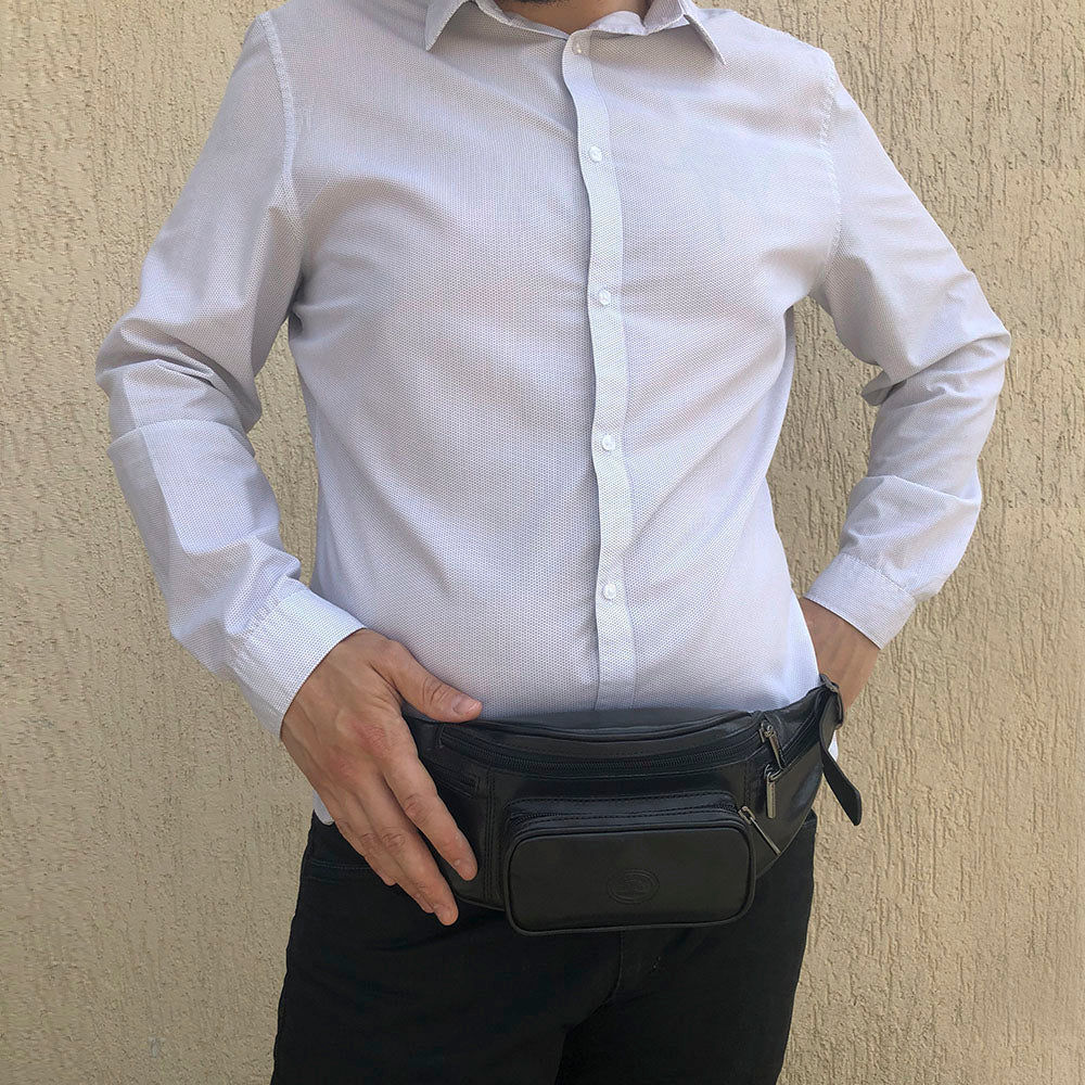 Man wearing the black Tony Perotti Italico 8018 belt bag at the waist