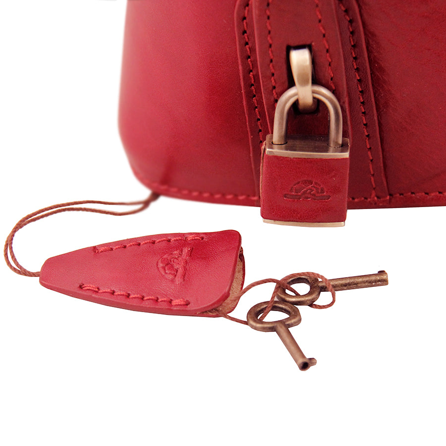 Padlock and key in a leather sheath supplied with the red Tony Perotti Italico 8149 bag, fitted to the zip pulls