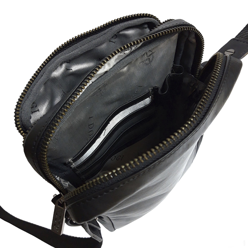 Inside the Cortina 6049 — card pockets and pen holders against the branded lining