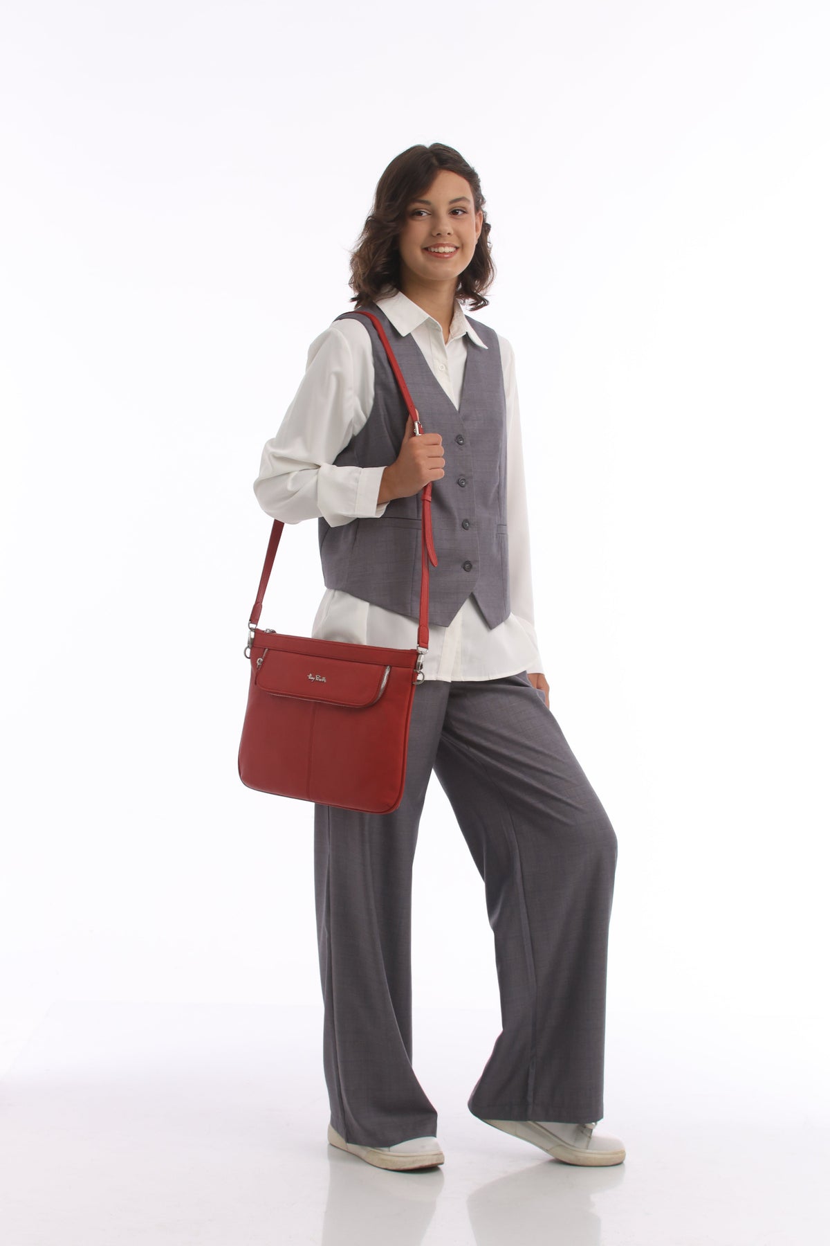 Woman wearing the red Tony Perotti Contatto 9708 rosso leather portfolio on the long shoulder strap
