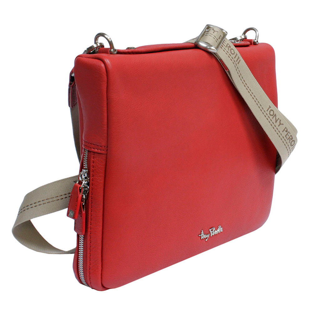 Contatto 9594-28 rosso at an angle with the jacquard strap on snap hooks and the pull-out leather handle
