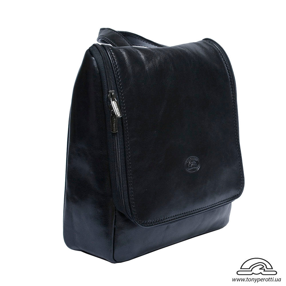 Tony Perotti Italico 8220 nero black leather toiletry bag with hanging hook — angled closed view