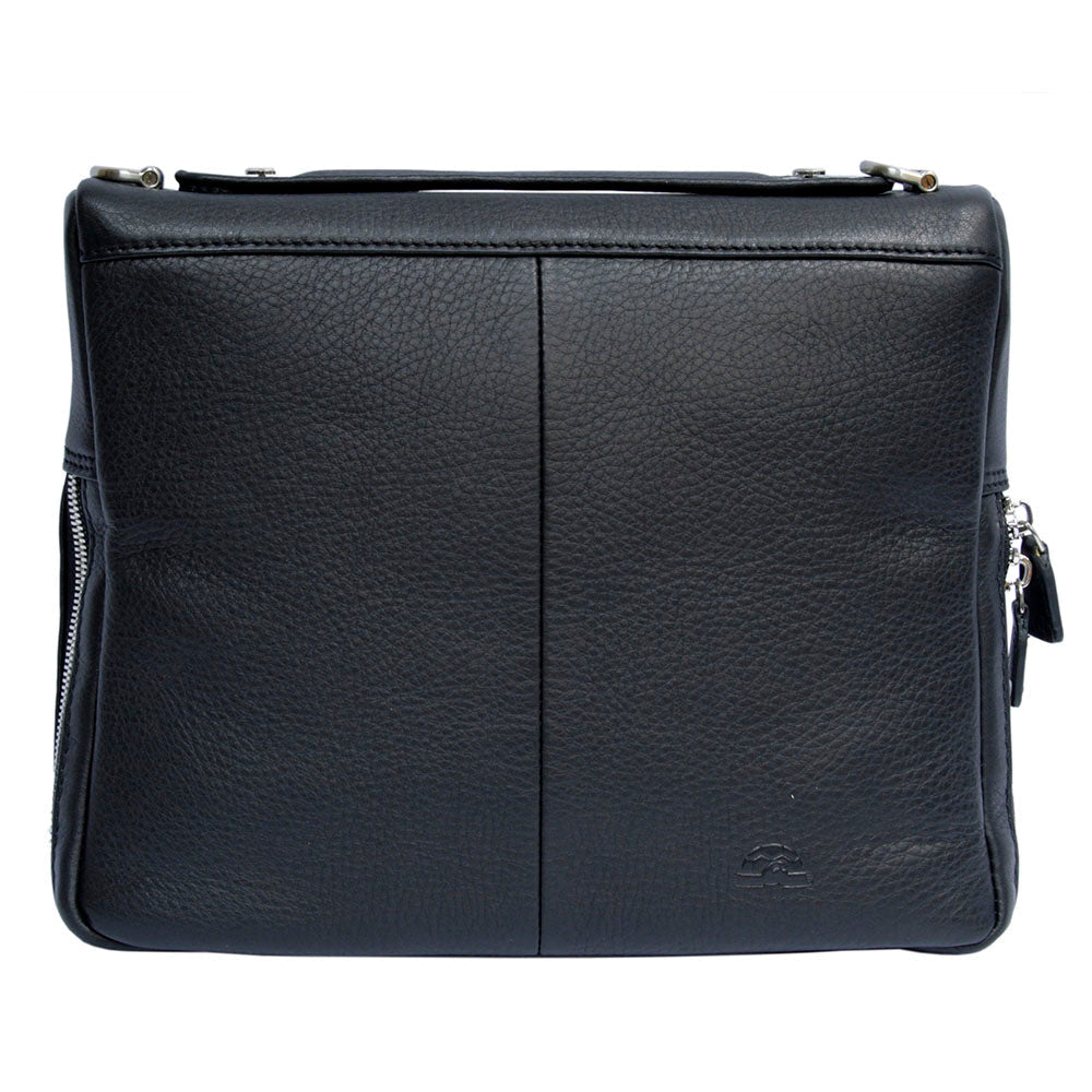 Contatto 9594-28 nero back panel with the embossed turtle emblem and the flat leather handle