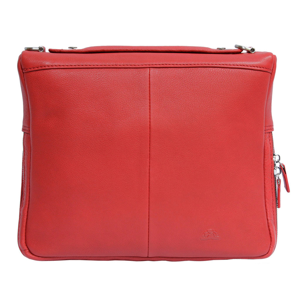 Contatto 9594-28 rosso back panel with the embossed turtle emblem and the flat leather handle