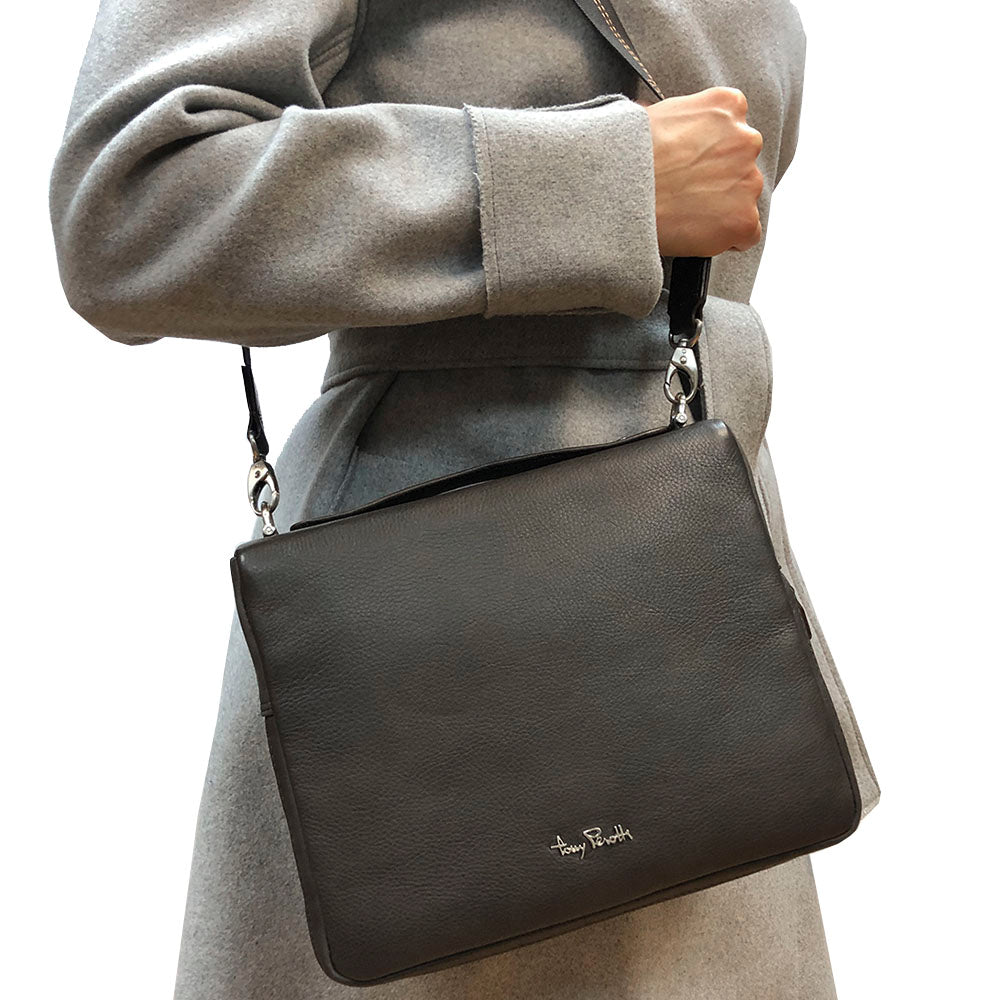 Contatto 9594-28 moro carried on the shoulder, with the leather handle raised