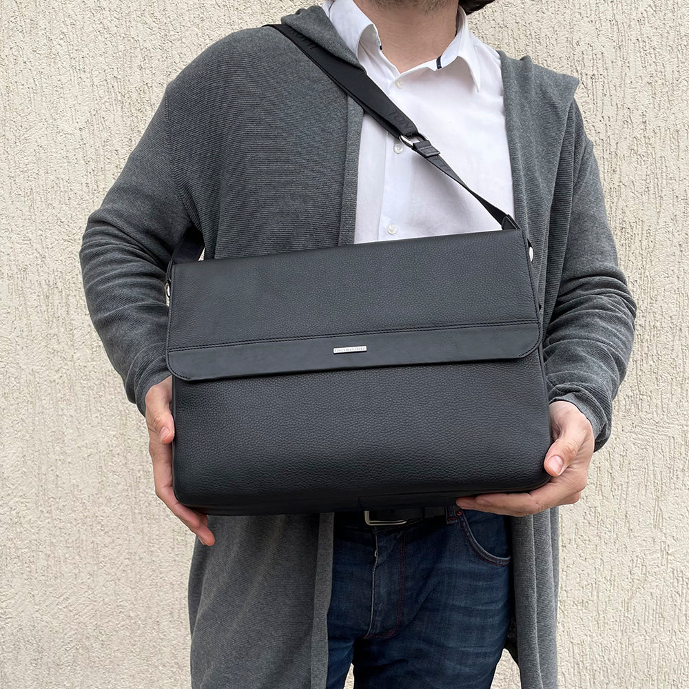 New Contatto 6036 nero held by a model, showing the size against a torso