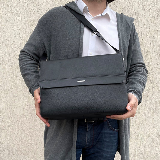 New Contatto 6036 nero held by a model, showing the size against a torso