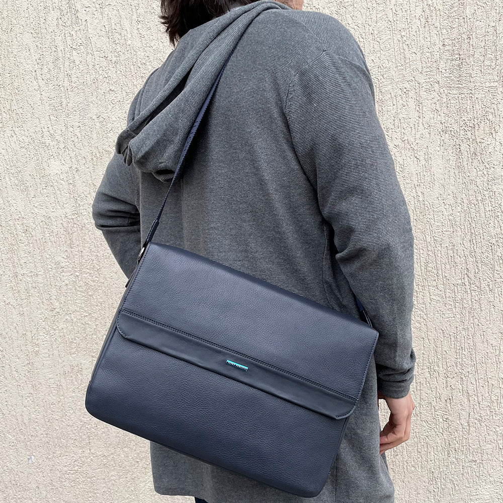 New Contatto 6036 navy worn on the shoulder