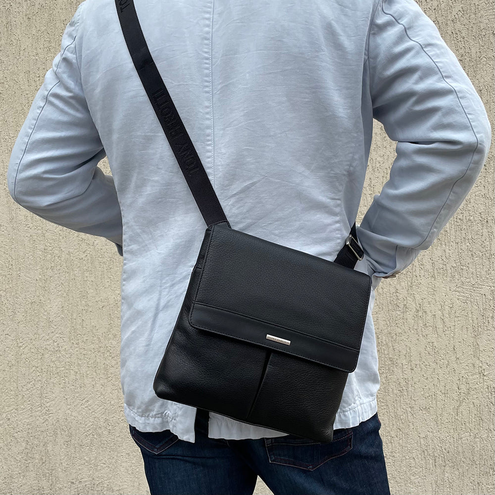 New Contatto 9270 nero worn across the body