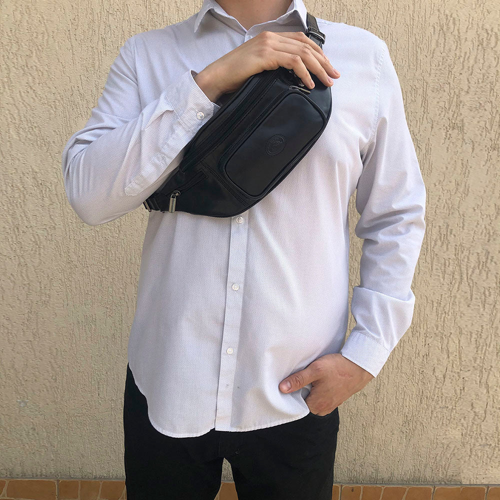 Man wearing the black Tony Perotti Italico 8018 belt bag across the chest